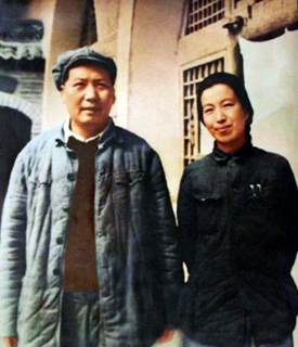 https://upload.wikimedia.org/wikipedia/commons/e/e0/Mao_and_Jiang_Qing_1946.jpg